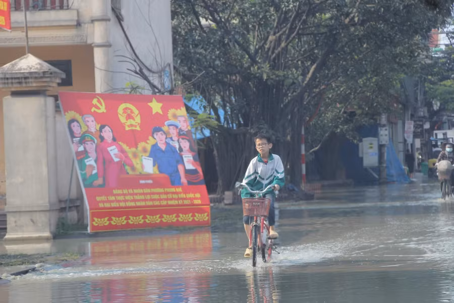 Học sinh di chuyển trên mặt nước thải.