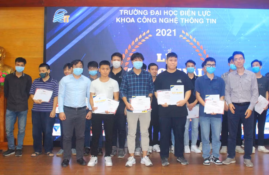 4 đội đạt giải Khuyến khích.