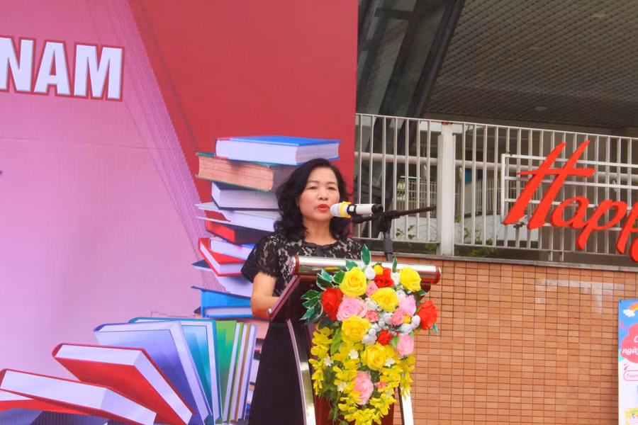 Trưởng phòng GD&amp;ĐT quận Nam Từ Liêm Nguyễn Thị Hương phát biểu tại lễ phát động.