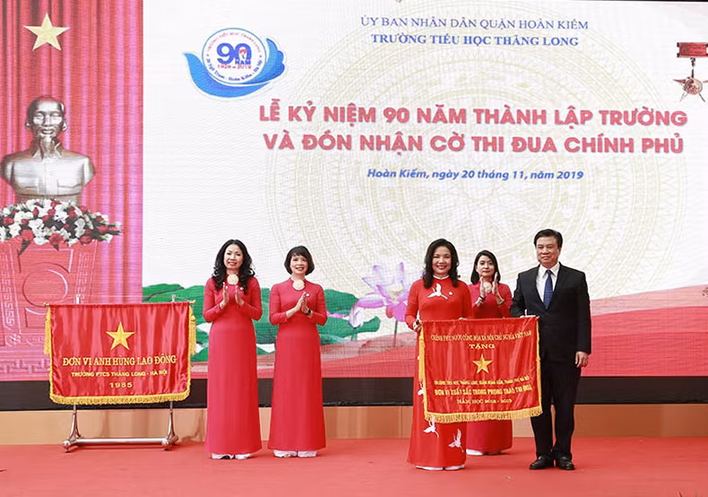 Thứ trưởng Bộ GD&ĐT Nguyễn Hữu Độ tặng Cờ thi đua của Thủ tướng Chính phủ cho nhà trường.