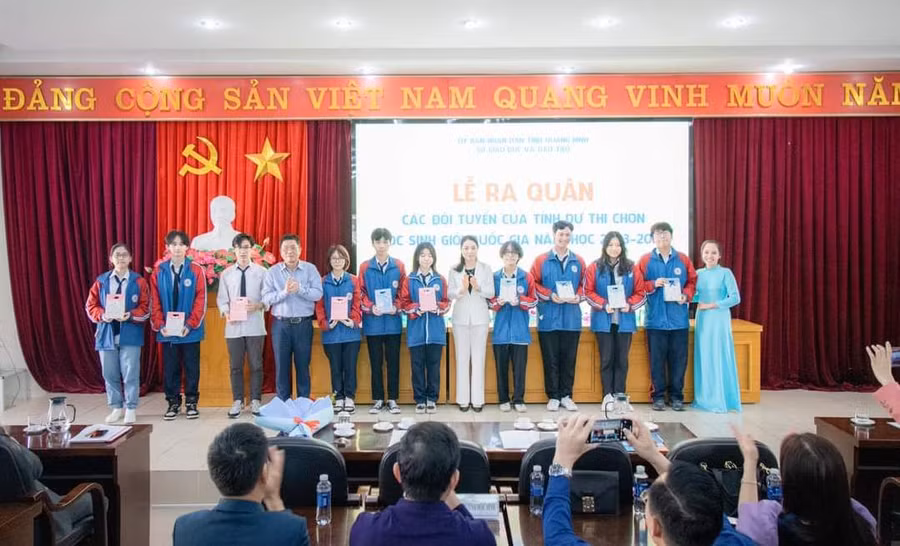 Lãnh đạo Sở GD&amp;ĐT Quảng Ninh trao quà tặng cho các em học sinh tham dự Kỳ thi chọn HSG quốc gia THPT năm học 2023-2024.