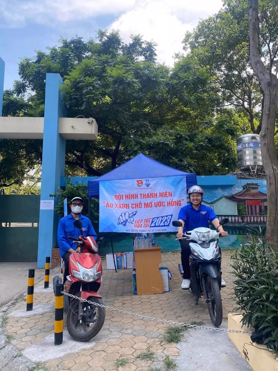 Thanh niên tình nguyện sẵn sàng vận chuyển thí sinh đi lại miễn phí trong kỳ thi.