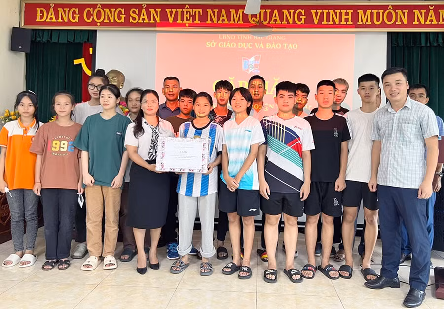 Bà Đào Thị Hường - Phó Giám đốc Sở GD&ĐT Bắc Giang gặp mặt, động viên và tặng quà cho đoàn vận động viên trong buổi xuất quân. Bà Đào Thị Hường - Phó Giám đốc Sở GD&ĐT Bắc Giang gặp mặt, động viên và tặng quà cho đoàn vận động viên trong buổi xuất quân.