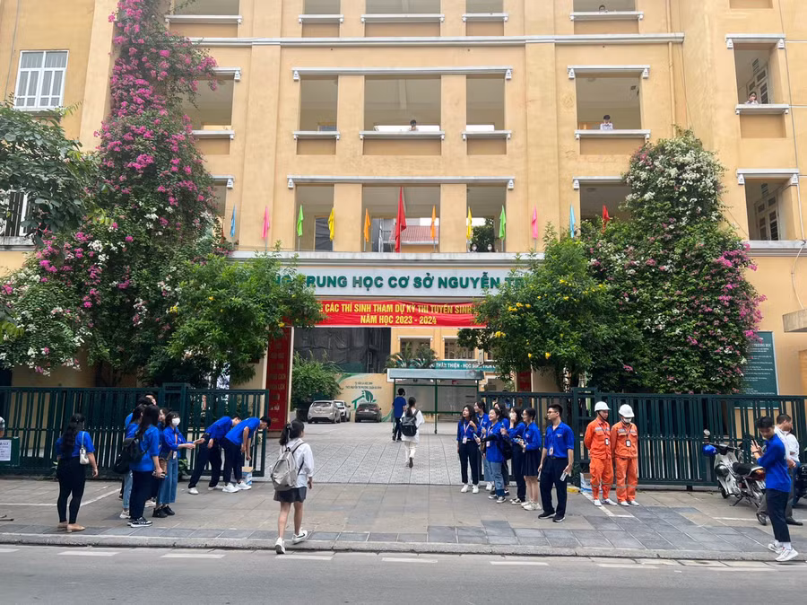 Lực lượng thanh niên tình nguyện tại điểm thi trường THCS Nguyễn Tri Phương chuẩn bị nước uống và động viên thí sinh.