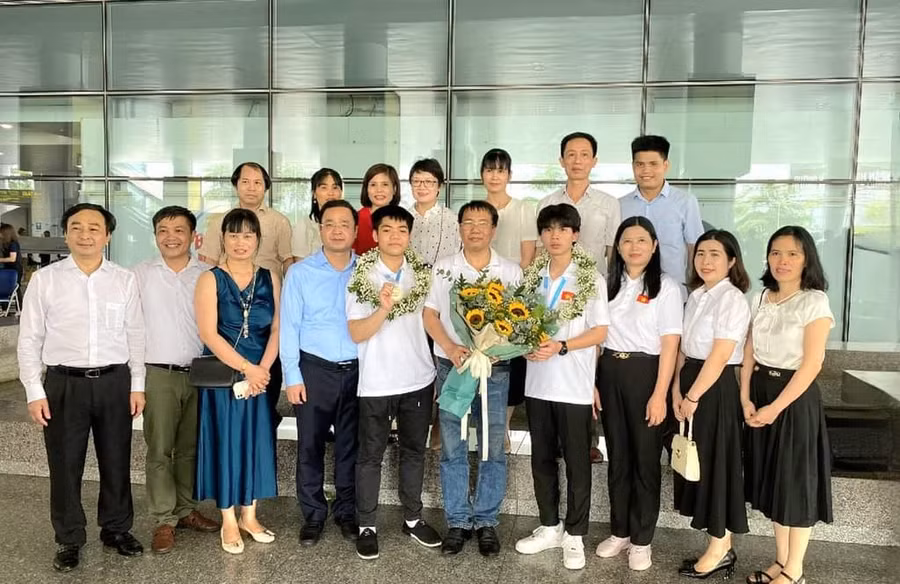 Ông Nguyễn Thế Sơn - Giám đốc Sở GD&ĐT tỉnh Bắc Ninh (thứ 4 từ trái sang phải) và đại diện trường THPT Chuyên Bắc Ninh chúc mừng hai học sinh. Ông Nguyễn Thế Sơn - Giám đốc Sở GD&ĐT tỉnh Bắc Ninh (thứ 4 từ trái sang phải) và đại diện trường THPT Chuyên Bắc Ninh chúc mừng hai học sinh.