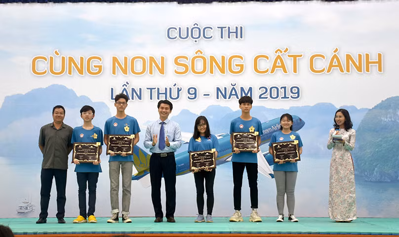 Ban tổ chức tuyên dương 5 thí sinh có điểm số cao nhất ở vòng thi trực tuyến