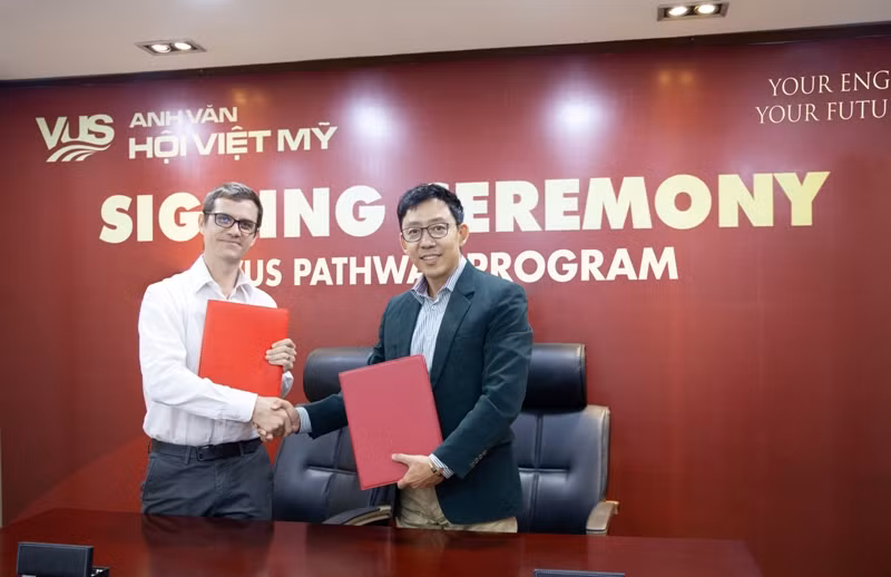 Ông Steven Happel - Quản lý Chuyên môn Cấp cao của VUS làm việc cùng đại diện Trường cao đẳng San Mateo