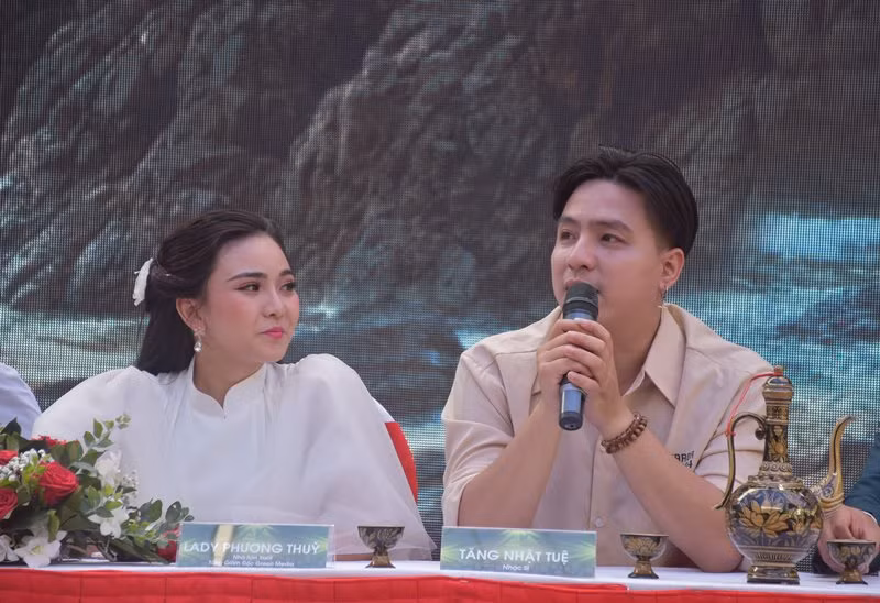 Nhạc sĩ Tăng Nhật Tuệ (phải) chia sẻ anh rất ấn tượng với giọng ca của Lady Phương Thùy và cách đầu tư công phu của nữ ca sĩ cho MV. Nhạc sĩ Tăng Nhật Tuệ (phải) chia sẻ anh rất ấn tượng với giọng ca của Lady Phương Thùy và cách đầu tư công phu của nữ ca sĩ cho MV.