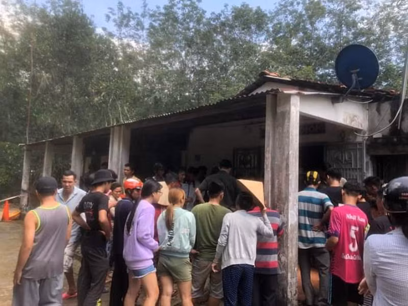 Vụ việc thu hút sự hiều kỳ của người dân xung quanh