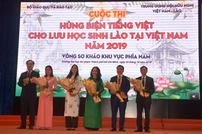 Ông Nguyễn Hải Thanh - Phó Cục trưởng Cục Hợp tác quốc tế (Bộ GD&ĐT) tặng hoa cám ơn Ban giám khảo