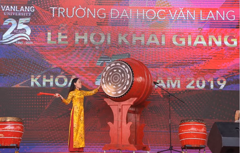 PGS.TS Trần Thị Mỹ Diệu - Hiệu trưởng VLU đánh trống khai giảng năm học mới