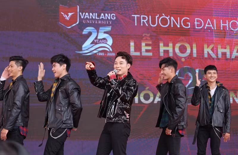 Ca sĩ Trúc Nhân khuấy động buổi lễ với loạt bài hit