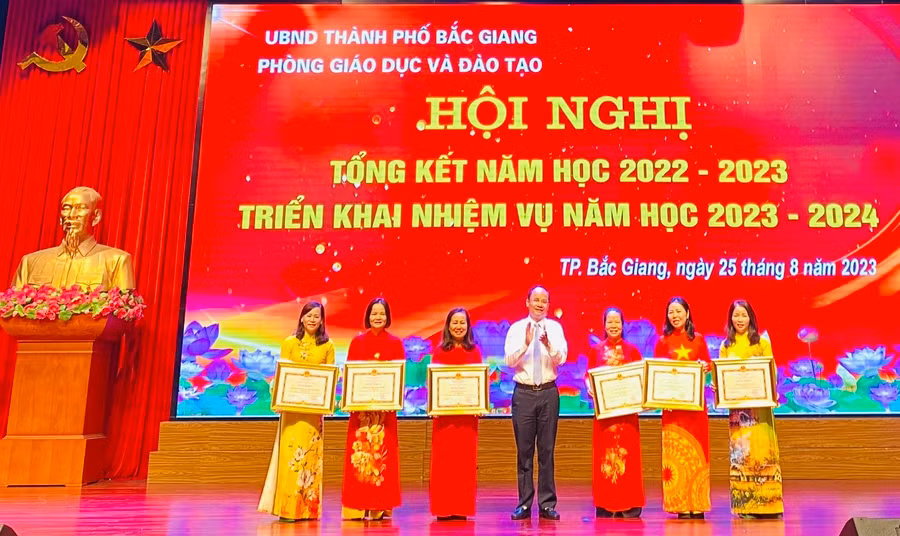Ông Đặng Đình Hoan trao Bằng khen của Chủ tịch UBND tỉnh Bắc Giang cho các tập thể.