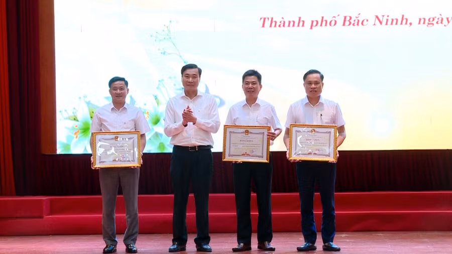 Nhiều tập thể có thành tích xuất sắc trong phong trào giáo dục toàn diện được khen thưởng. Nhiều tập thể có thành tích xuất sắc trong phong trào giáo dục toàn diện được khen thưởng.