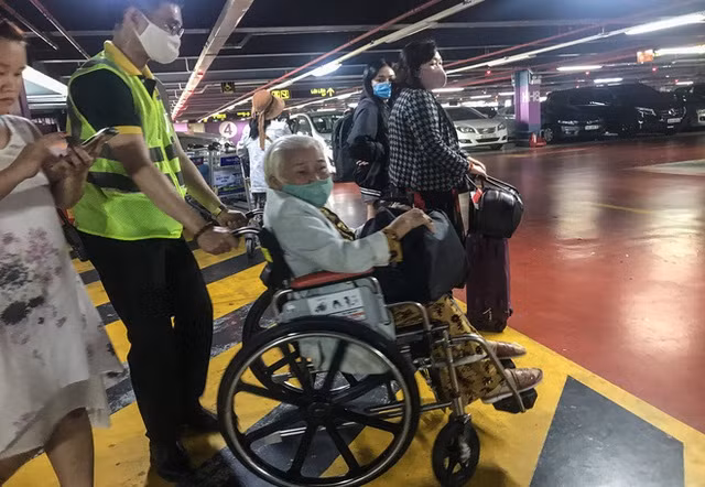  Hành khách thở dốc, vã mồ hôi hột khi vác hành lý 4 tầng để đón xe công nghệ tại Tân Sơn Nhất - Ảnh 11.