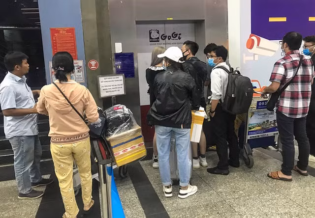  Hành khách thở dốc, vã mồ hôi hột khi vác hành lý 4 tầng để đón xe công nghệ tại Tân Sơn Nhất - Ảnh 5.