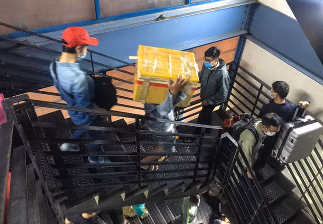  Hành khách thở dốc, vã mồ hôi hột khi vác hành lý 4 tầng để đón xe công nghệ tại Tân Sơn Nhất - Ảnh 7.