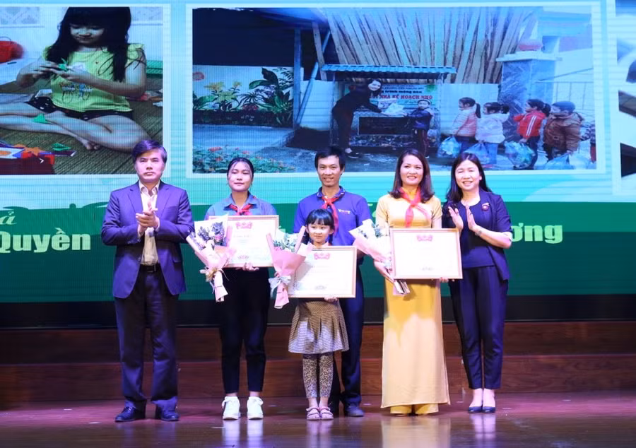 Ông Bùi Văn Linh - Vụ trưởng Vụ Giáo dục Chính trị và công tác học sinh - sinh viên (Bộ GD&amp;ĐT) trao bằng khen cho các tác giả đoạt giải.