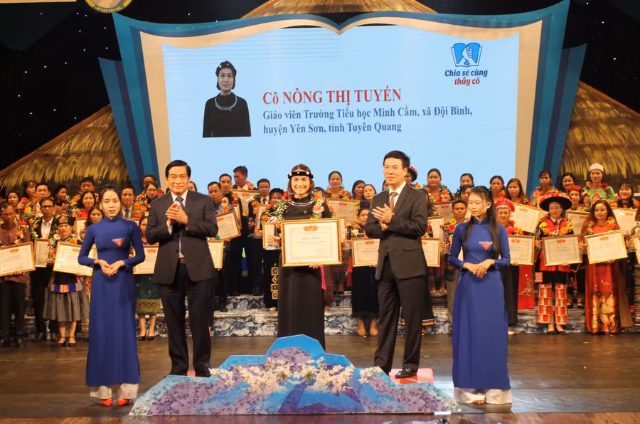 Các thầy cô giáo được tuyên dương tại buổi lễ