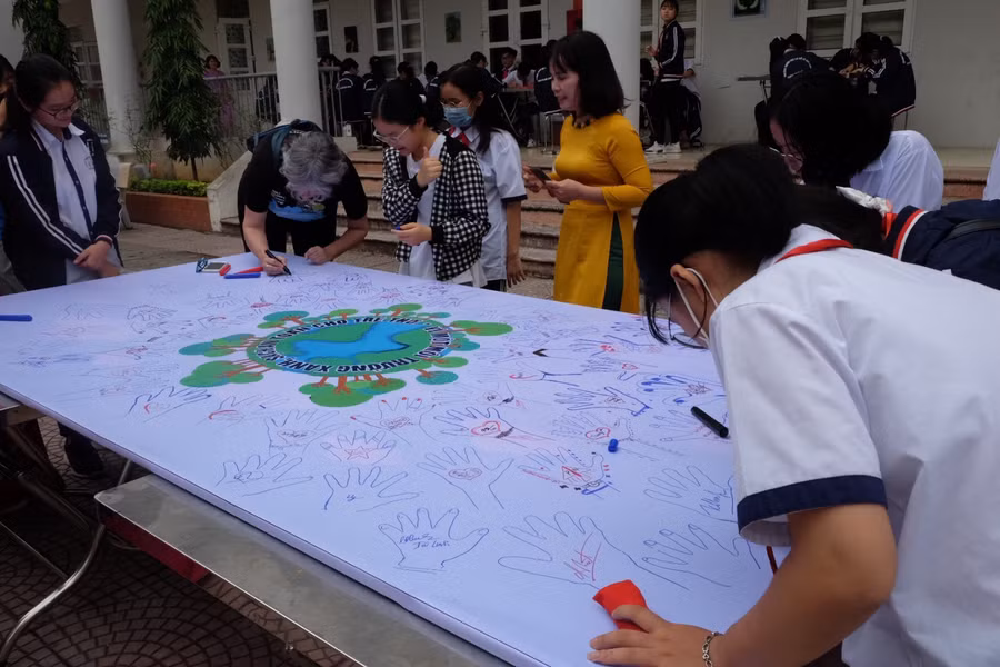 Hoạt động vẽ tranh tuyên truyền bảo vệ môi trường của học sinh Trường THCS Lê Quý Đôn