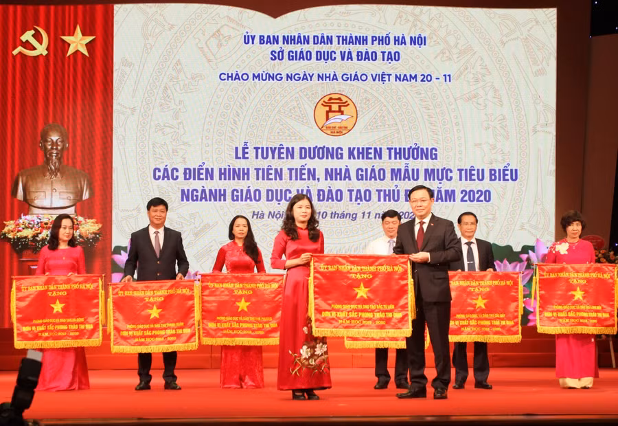 Bí thư Thành ủy Hà Nội trao cờ thi đua của UBND TP cho các đơn vị xuất sắc