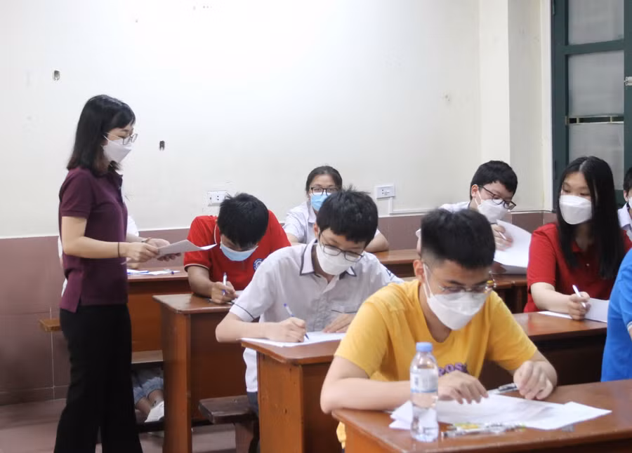 Giám thị phổ biến quy chế thi cho học sinh