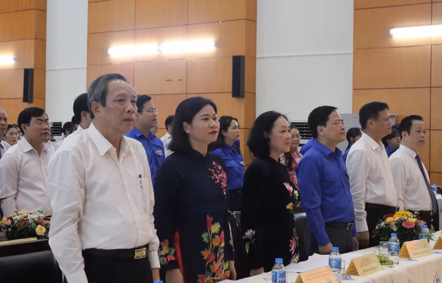 Các đại biểu dự buổi lễ.