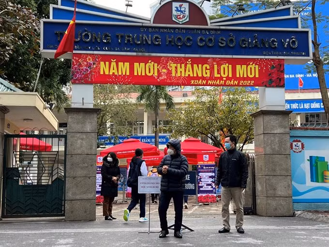 Ban giám hiệu trường THCS Giảng Võ và nhiều thầy cô đón học sinh tại cổng trường.