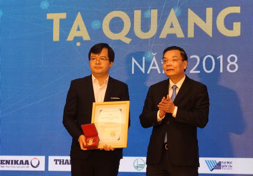 TS Đỗ Quốc Tuấn nhận giải thưởng Tạ Quang Bửu 2018