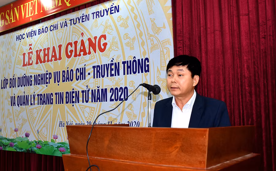 PGS,TS Phạm Minh Sơn, Bí thư Đảng ủy, Phó Giám đốc Học viện BC&TT phát biểu khai giảng lớp học.