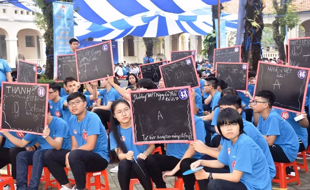 Các đội thi tham gia trả lời câu hỏi vòng sơ loại, sáng ngày 14/10