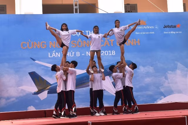 Tiết mục văn nghệ chào mừng đầy sôi động của HS Trường THPT Nguyễn Thượng Hiền