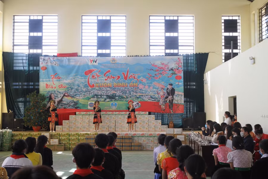 Văn nghệ chào mừng.