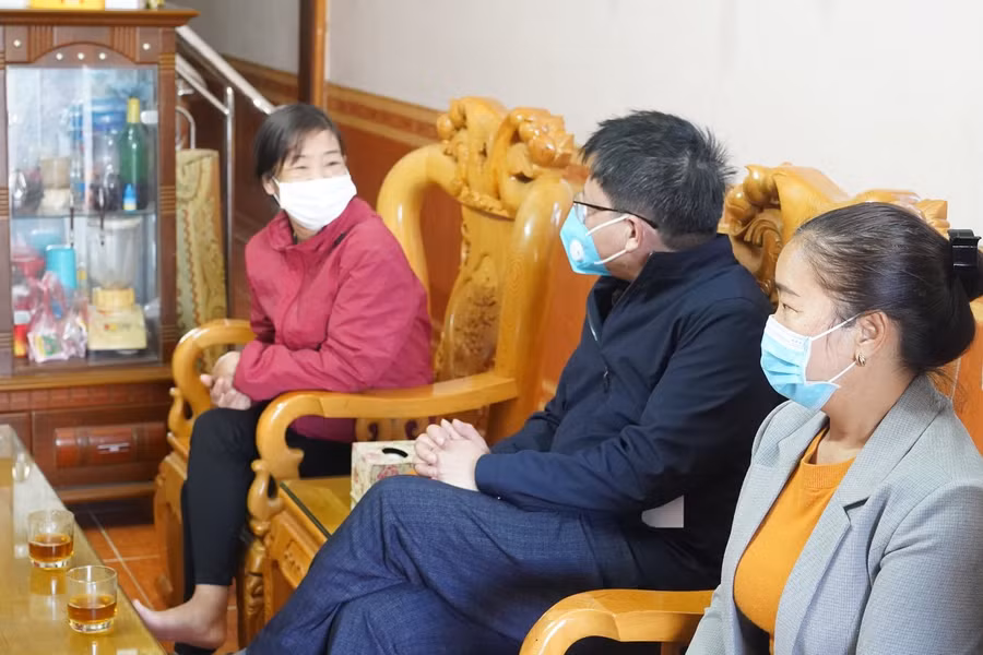 Ông Nguyễn Ngọc Ân đến thăm cô Nguyễn Thị Thuận (Trường mầm non Huy Hạ).