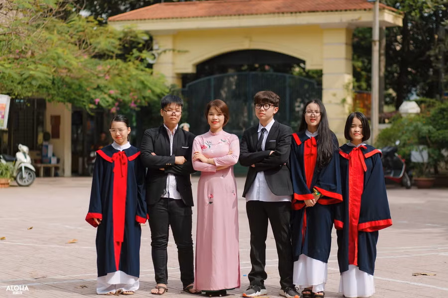Cô Quỳnh và học sinh.