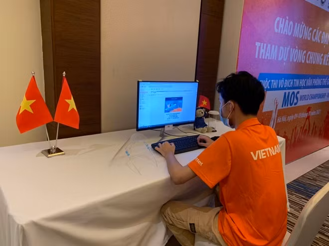 Quốc Huy dự cuộc thi Vô địch Tin học văn phòng Thế giới.