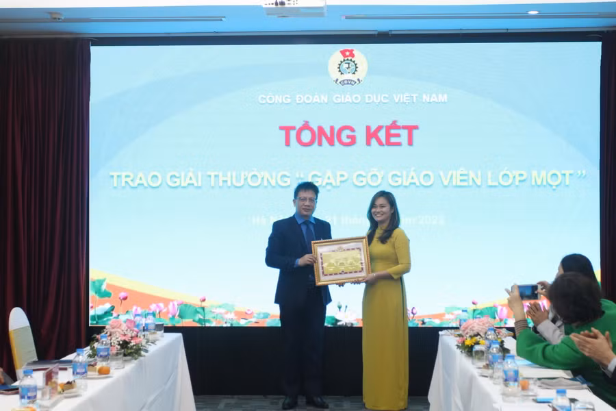 Cô Vũ Thùy Lan (Trường tiểu học Dịch Vọng B, quận Cầu Giấy, Hà Nội) nhận giải Nhất