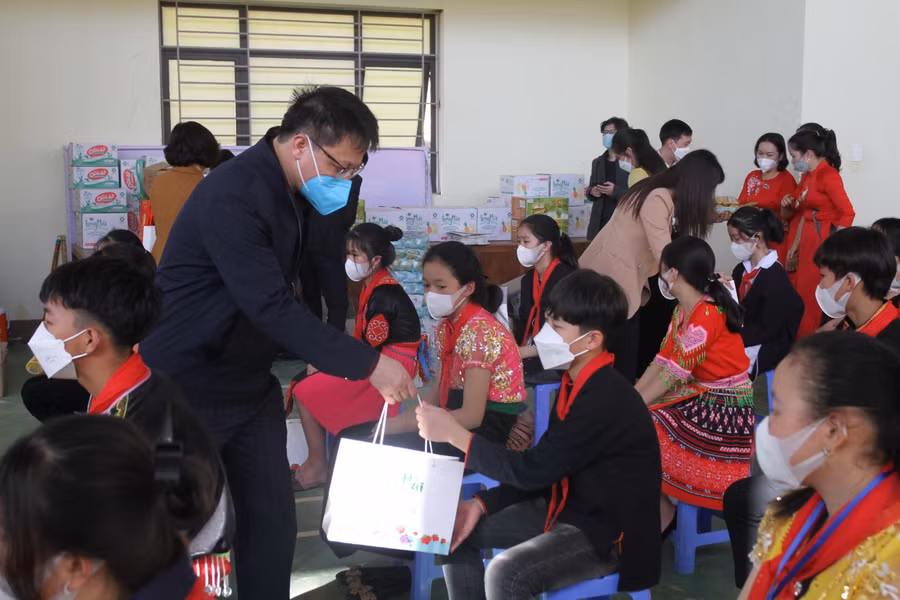 Chủ tịch Công đoàn Giáo dục Việt Nam Nguyễn Ngọc Ân trao quà cho thầy cô giáo và các em học sinh.