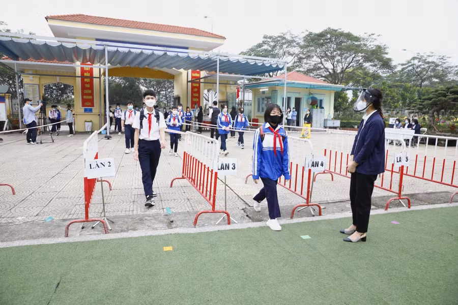 Học sinh vào trường theo 5 làn để đảm bảo giãn cách