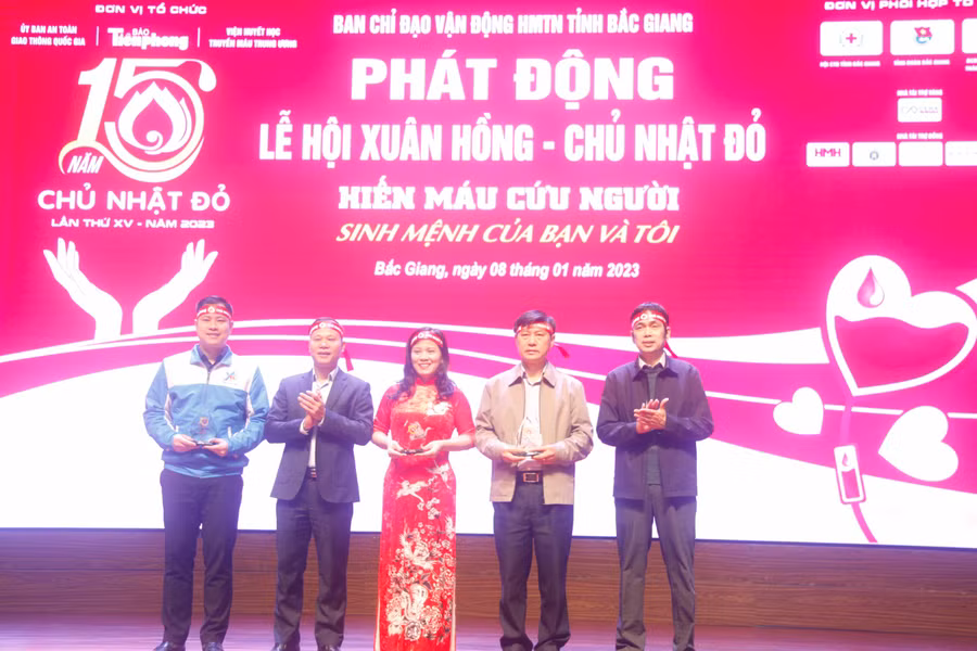 Đại diện lãnh đạo UBND tỉnh Bắc Giang phát động Lễ hội Xuân hồng - Chủ nhật đỏ. 