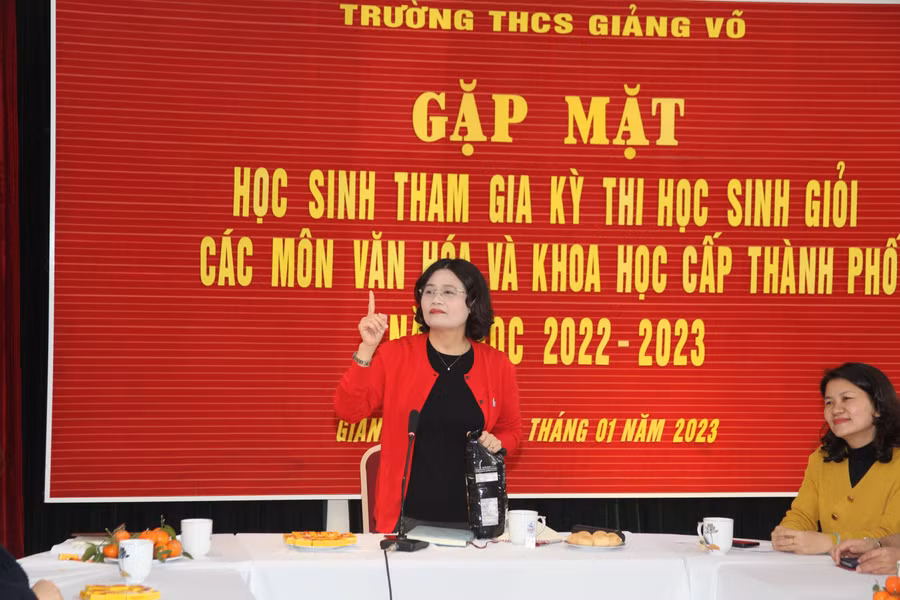 Cô Tô Thị Hải Yến - Hiệu trưởng trường THCS Giảng Võ (quận Ba Đình, Hà Nội) động viên các em học sinh. Cô Tô Thị Hải Yến - Hiệu trưởng trường THCS Giảng Võ (quận Ba Đình, Hà Nội) động viên các em học sinh.