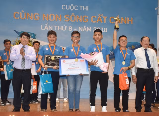 Đội tuyển Trường THPT Nguyễn Chí Thanh (TPHCM) nhận giải Nhất bảng đấu giao lưu các tỉnh khu vực Đông Nam Bộ và lân cận Đội tuyển Trường THPT Nguyễn Chí Thanh (TPHCM) nhận giải Nhất bảng đấu giao lưu các tỉnh khu vực Đông Nam Bộ và lân cận