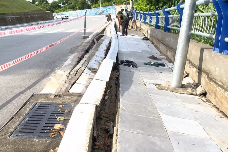 Lực lượng chức năng tiến căng dây, cắm biển báo và khắc phục sự cố. Lực lượng chức năng tiến căng dây, cắm biển báo và khắc phục sự cố.