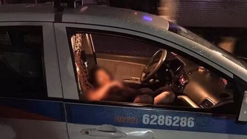 Hiện trường vụ việc người đàn ông tự sát sau khi đâm gục cô gái trong xe taxi.