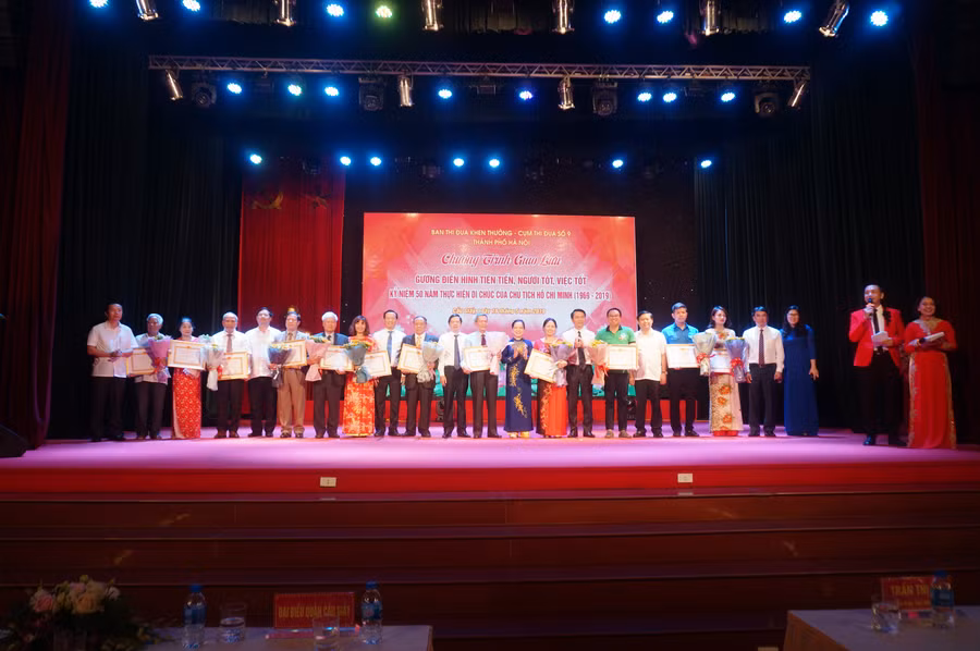 Lãnh đạo Bộ Nội vụ, Ban thi đua khen thưởng Thành phố Hà Nội trao tặng bằng khen cho các tấm gương điển hình tiên tiến người tốt việc tốt.