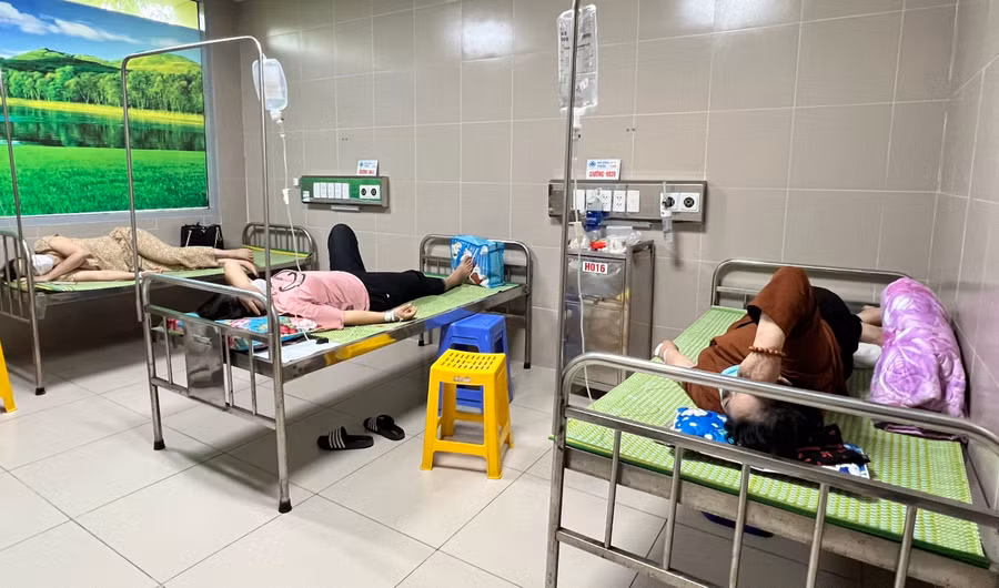Một số người đang được điều trị, theo dõi tại Bệnh viện Đa khoa tỉnh Thái Bình.