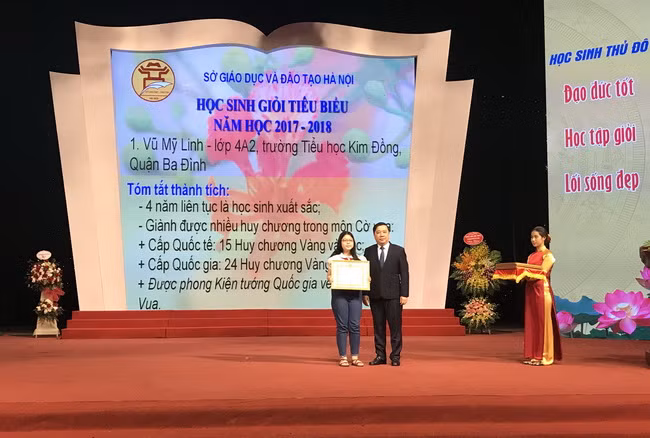 Ông Chử Xuân Dũng- Giám đốc Sở GD&ĐT Hà Nội tặng bằng khen cho các học sinh tiêu biểu