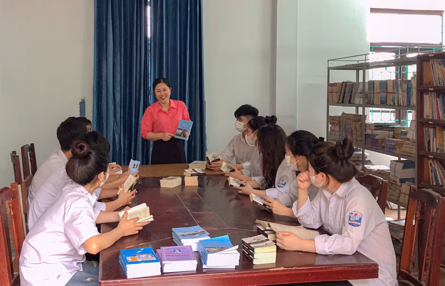 Cô Đoàn Thị Hải Yến thường xuyên giới thiệu nhiều sách hay đến học sinh.