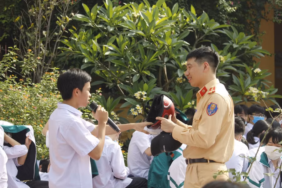 CSGT giao lưu với học sinh về Luật giao thông đường bộ và ATGT.