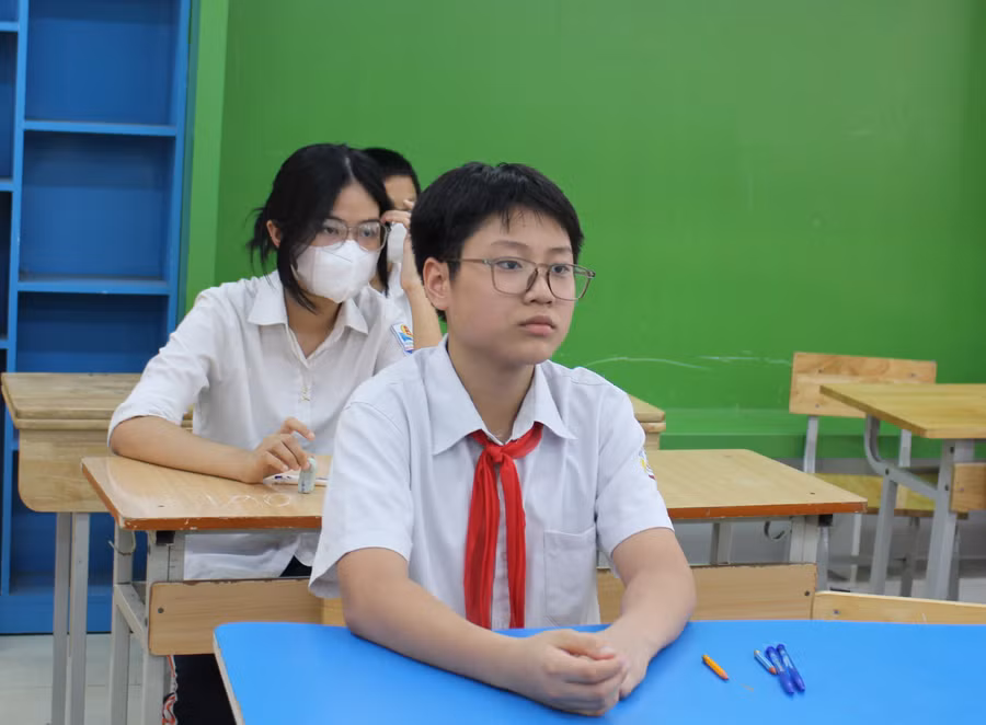 Thí sinh sẵn sàng bước vào làm bài thi chiều 16/5.